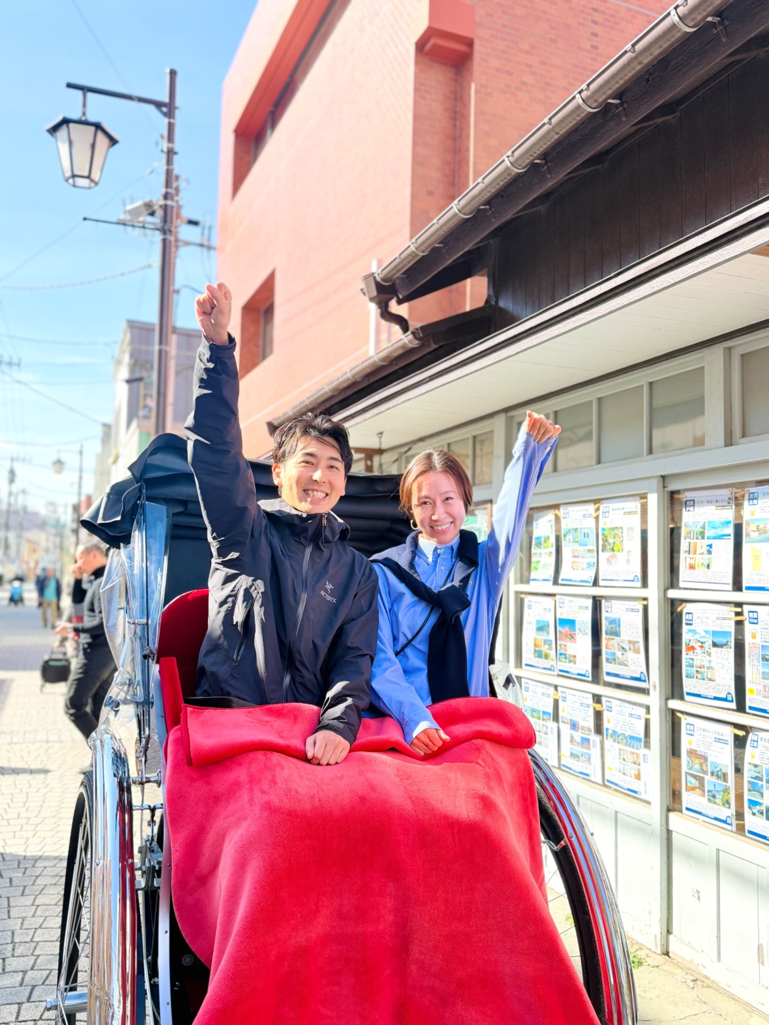 COCO-HOUSE店舗前で人力車に乗って出発