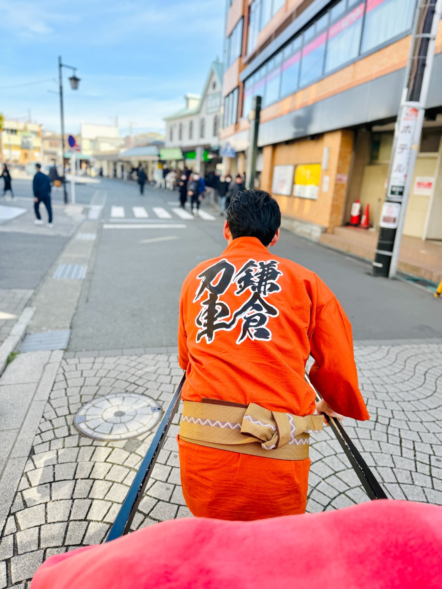 人力車で物件へ向かう俥夫の背中