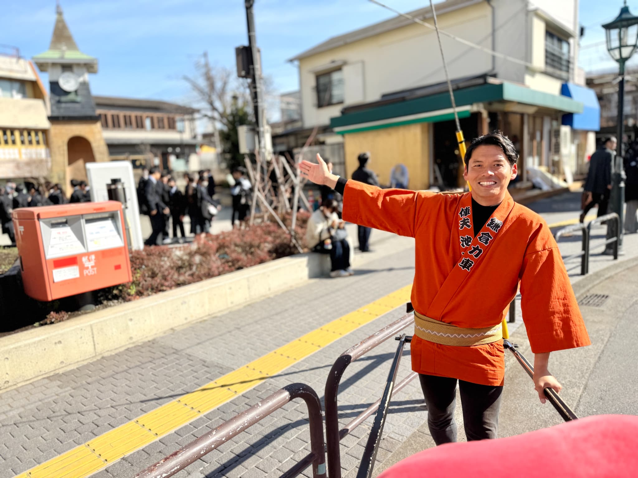 俥夫が街を案内しながら物件へ向かう