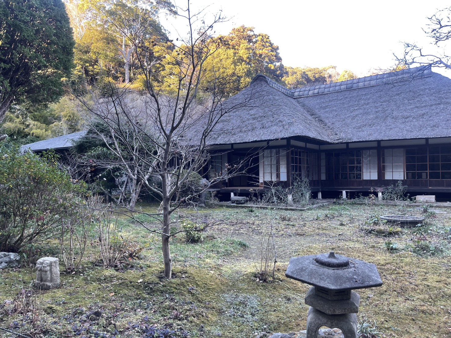 浄智寺の美しい山門と境内