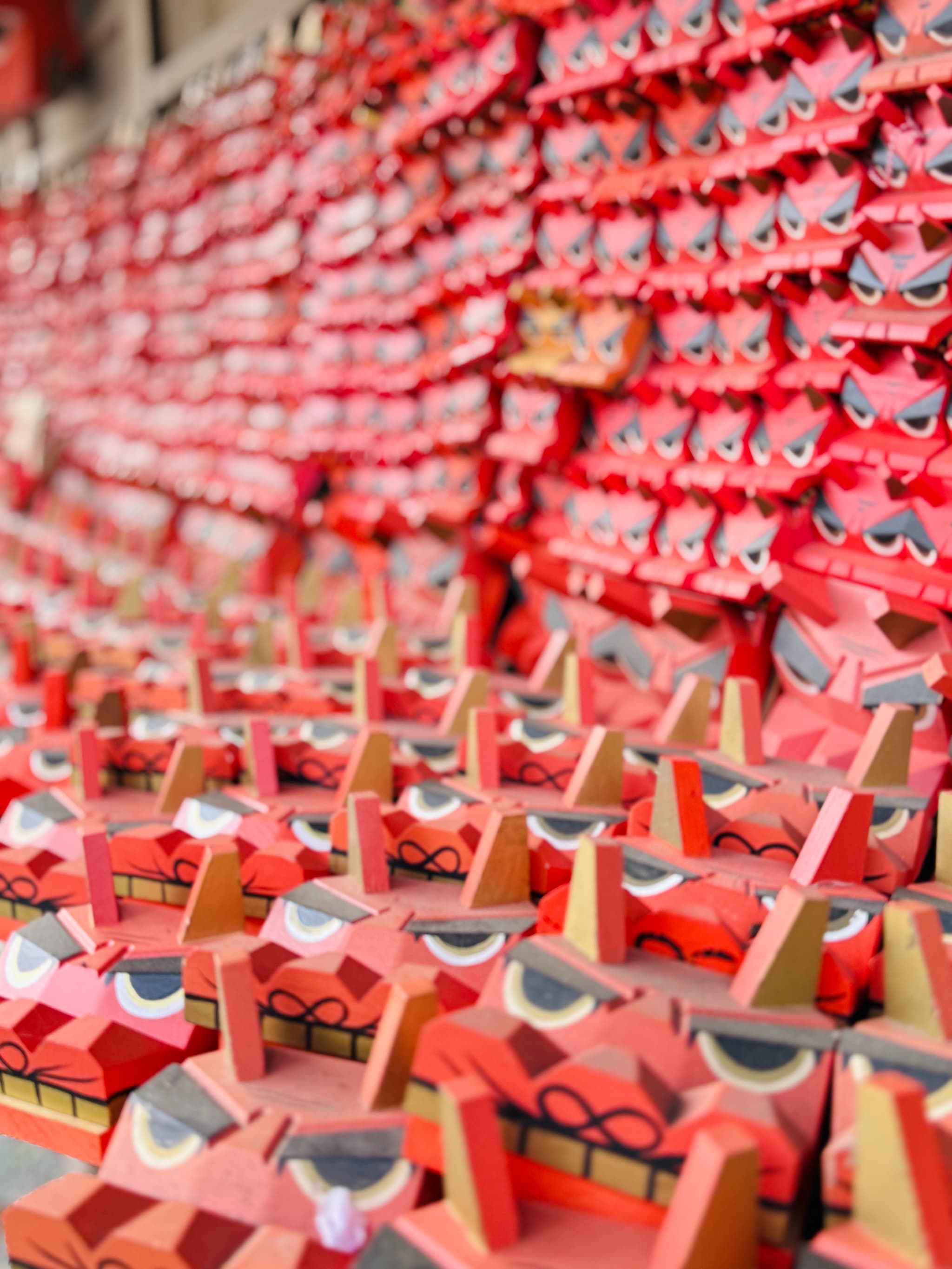 小町通りの美しい境内と祖師堂