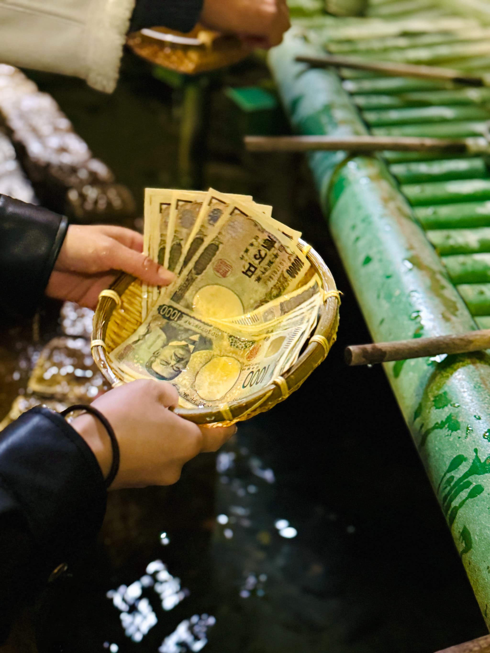 銭洗弁財天の銭洗い